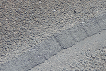 Pontage de fissures — application du mastic bitumineux à chaud